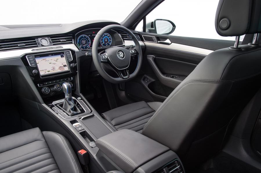 Интерьер Volkswagen Passat Estate GTE 2016 года  (UK) (фото 27 из 30)